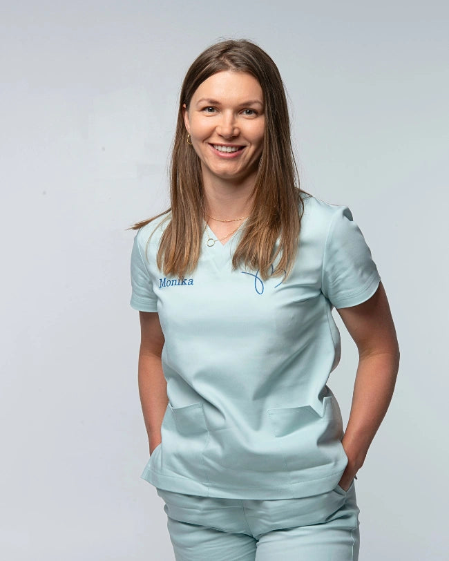 Doktor Monika Łyżwa omawiająca skład kosmetyku Doktor Monika