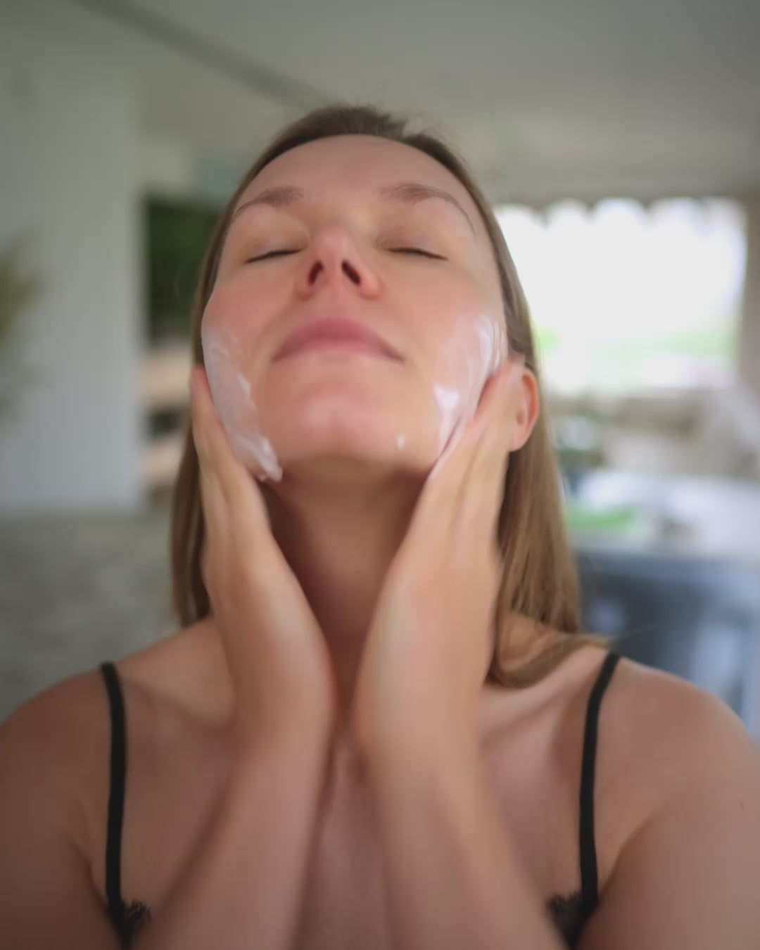 Doktor Monika Łyżwa nakłada Krem na dzień z filtrem UV SPF 30