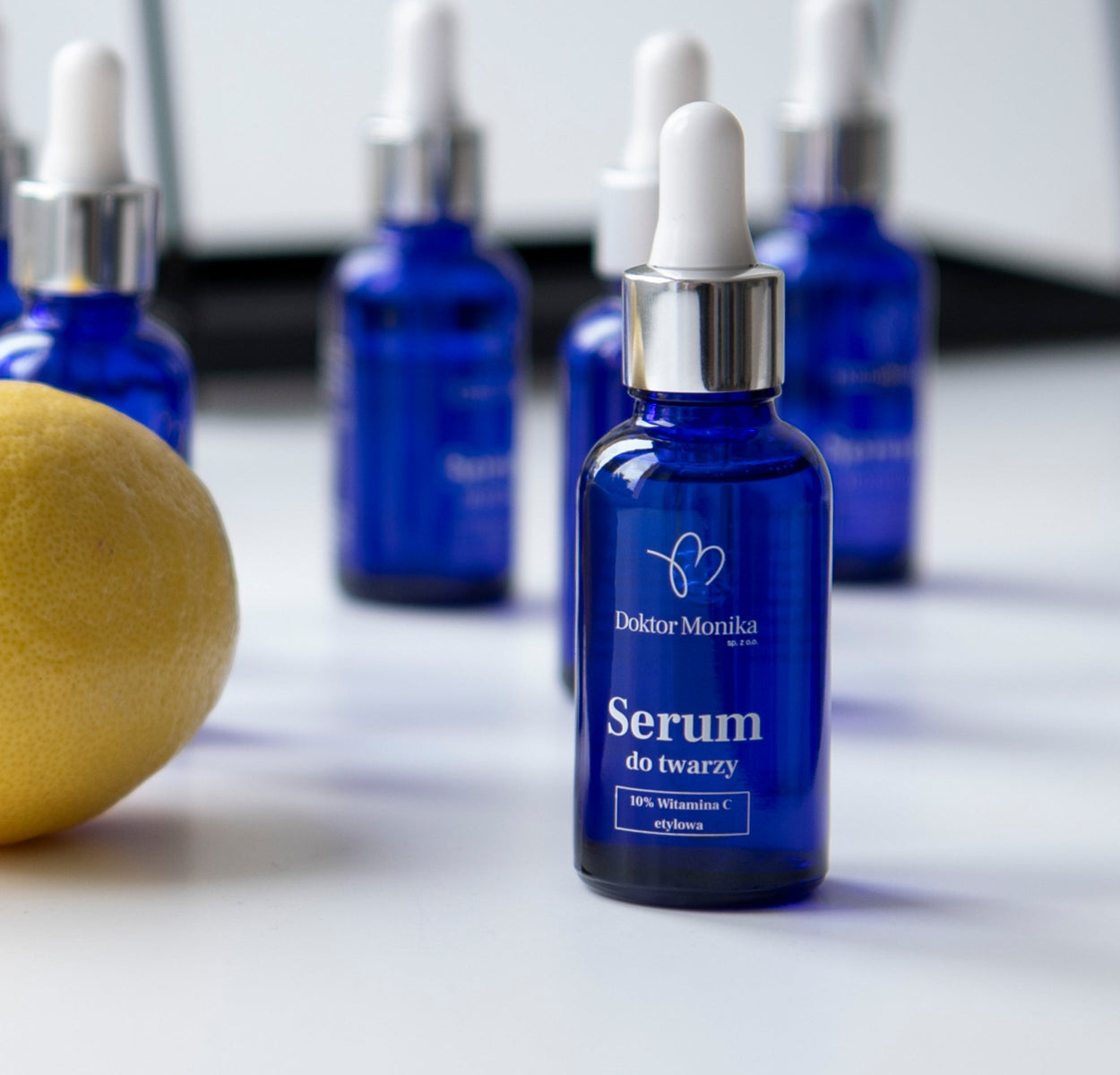 Serum z witaminą C Doktor Monika pokazane z przodu i z boku